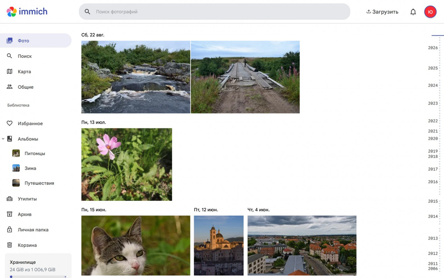 Immich на домашнем сервере: лента фото по годам. Выглядит как Google Фото, только всё лежит у вас.